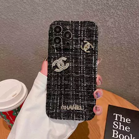 Chanel iPhone17 Pro ケース 金属ロゴ付き