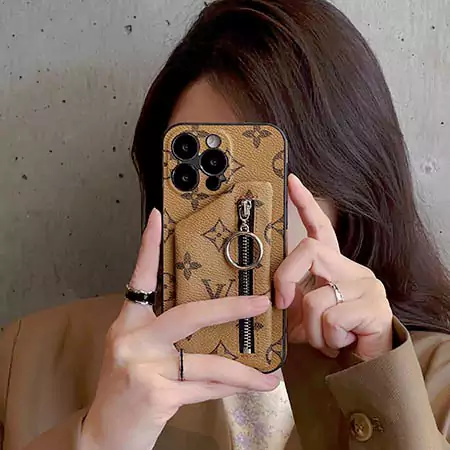 Vuitton iPhone17 ケース背面にカード入れ付き