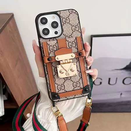 Gucci 金属飾りロックボタン付き iPhone17pro ケース