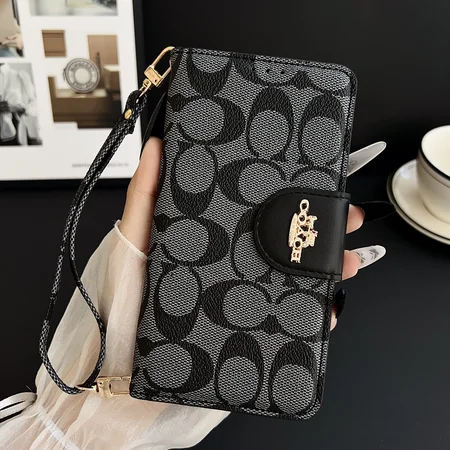 Coach iPhone17 手帳型ケース