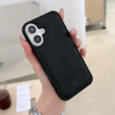 クロムハーツ iPhone17pro max ケース 型押しロゴ